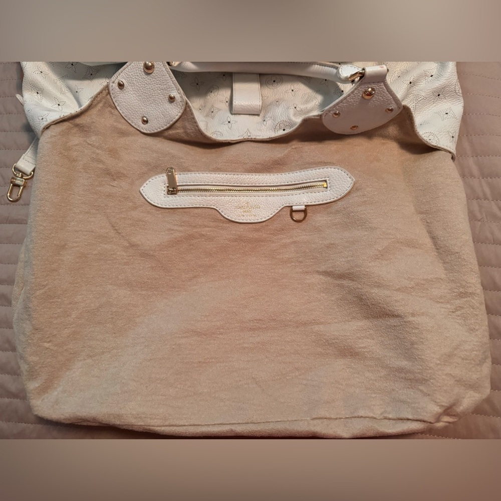 JUST IN TIME FOR CHRISTMAS 🎄 
Almost PRISTINE Louis Vuitton Mahina XL White - Picture 8 of 13